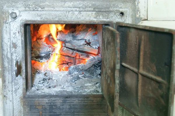 Antigua chimenea y puerta, estufa, fuego —  Fotos de Stock