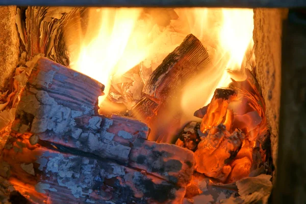 老壁炉和门、 炉、 火 — 图库照片