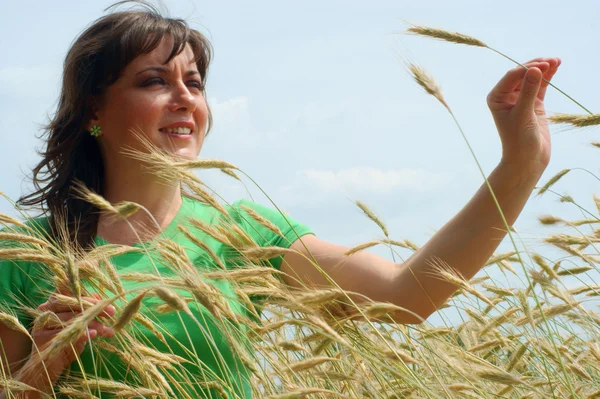 Woman in fields of corn — Stock Photo, Image