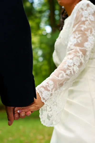 婚礼的感情。手牵手的情侣。天然绿色背景. — 图库照片