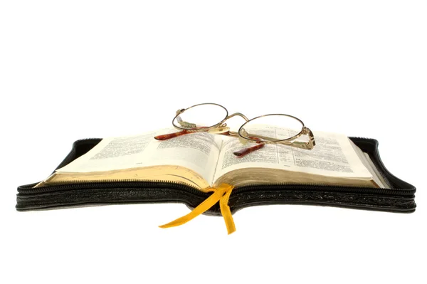 Otevřete knihu. Bible a brýle na bílém pozadí — Stock fotografie