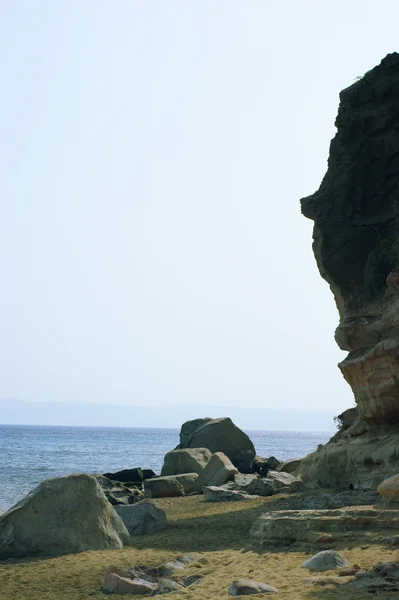 Scogliere rocciose sopra la spiaggia — Foto Stock