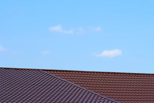 Tetto e cielo blu — Foto Stock