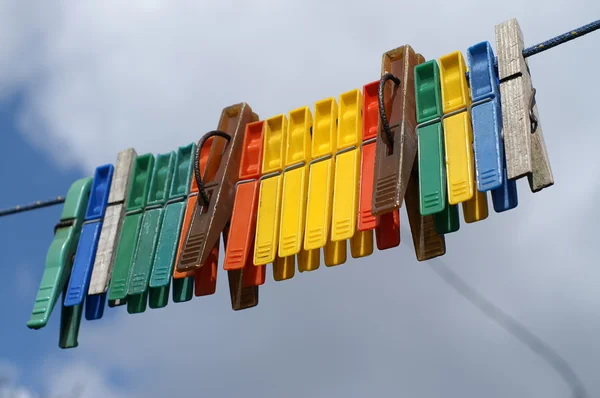 Staré barevné kolíčkem pod nebem — Stock fotografie