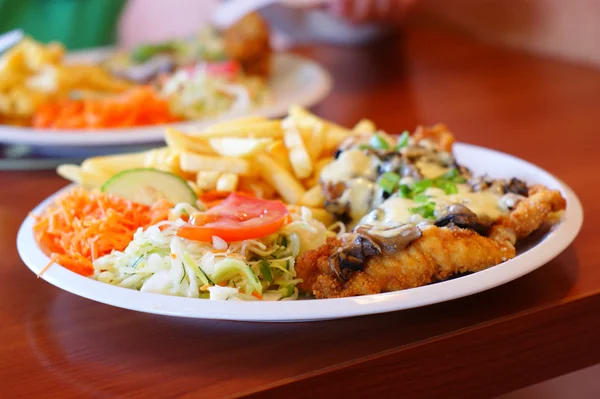 Hühnersteak mit Pommes. Pommes und Salat. — Stockfoto