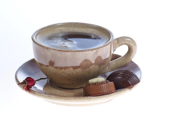 Schokolade Pralinen Tasse mit schwarzem Kaffee auf weiß — Stockfoto