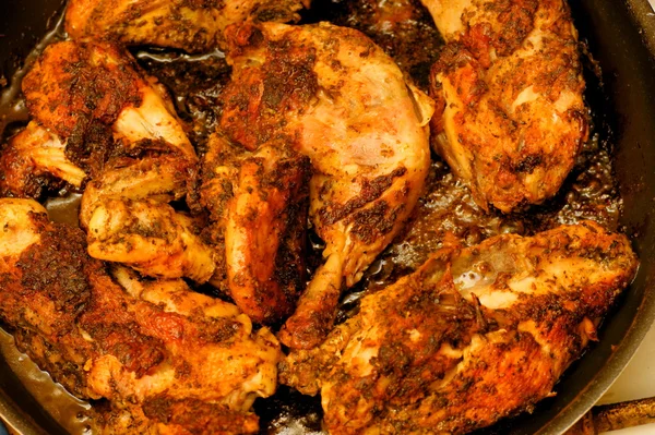 Pollo asado en sartén . — Foto de Stock