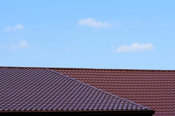 Telhado marrom e céu azul — Fotografia de Stock