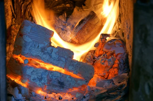 Quema de palanquillas en chimenea antigua — Foto de Stock