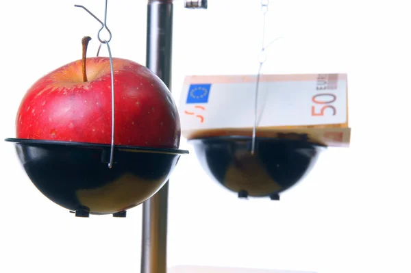 Еда из красных яблок, наличные - баланс — стоковое фото