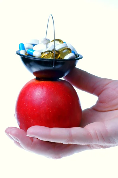 Mão, maçã e comprimidos — Fotografia de Stock
