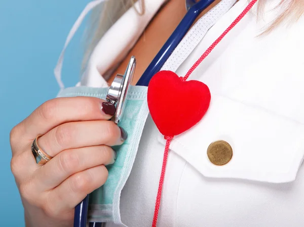 Kvinna i sjuksköterska kostym med stetoscope rött hjärta — Stockfoto
