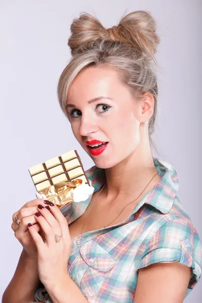 Pinup menina mulher comer chocolate retrato — Fotografia de Stock