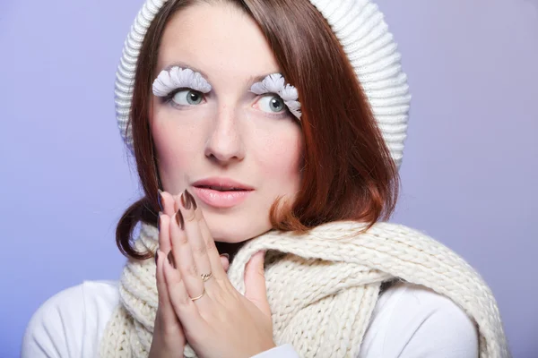 Hermoso retrato de mujer joven de invierno con pestañas blancas — Foto de Stock