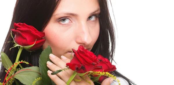 Retrato de cerca de una joven atractiva sosteniendo una rosa roja — Foto de Stock