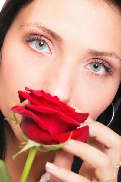 Ritratto ravvicinato di giovane donna attraente che tiene una rosa rossa — Foto Stock