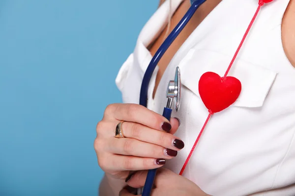 Mujer en traje de enfermera con estetoscopio corazón rojo — Foto de Stock