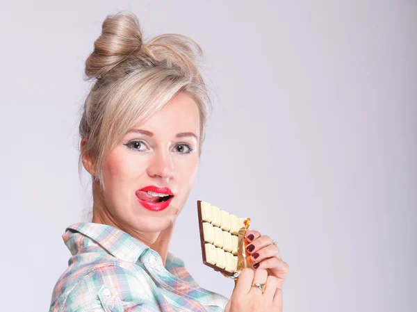 Pinup meisje vrouw eten chocolade portret — Stockfoto