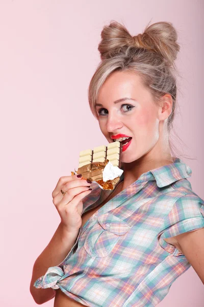 Dziewczyna pinup kobieta jedzenie czekolady portret — Zdjęcie stockowe