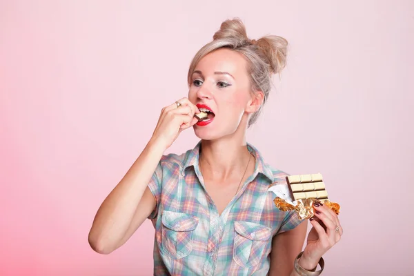 Dziewczyna pinup kobieta jedzenie czekolady portret — Zdjęcie stockowe