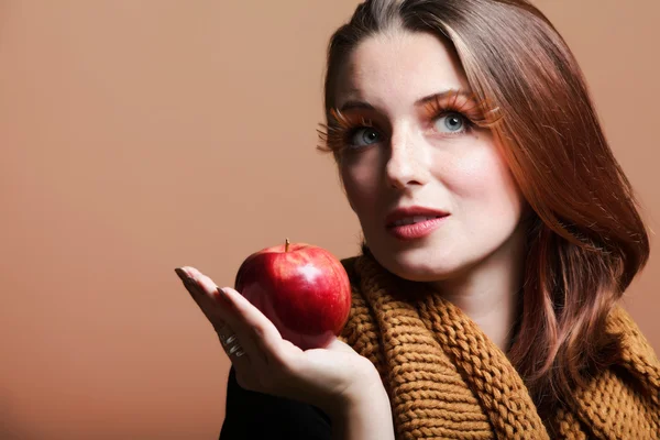 Autumn woman red apple fresh girl glamour eye-lashes — Stock Photo, Image