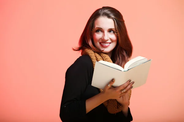 Mujer de otoño chica fresca glamour leer libro pestañas alegre sonrisa —  Fotos de Stock