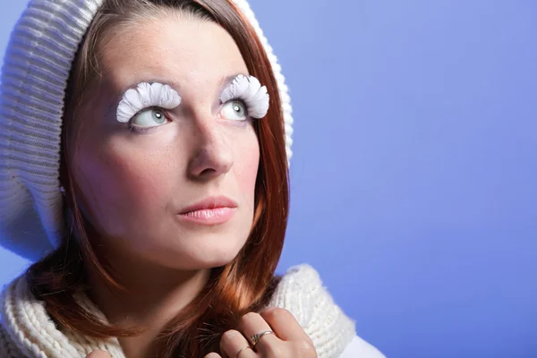 Vackra vinter ung kvinna stående med vita ögonfransar — Stockfoto