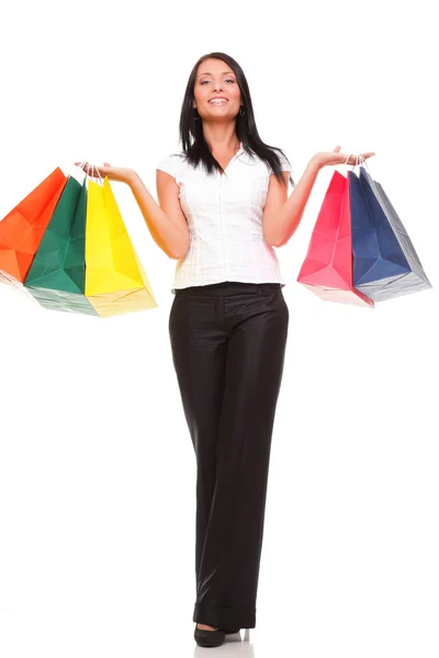 Retrato de mulher jovem carregando sacos de compras contra o bac branco — Fotografia de Stock