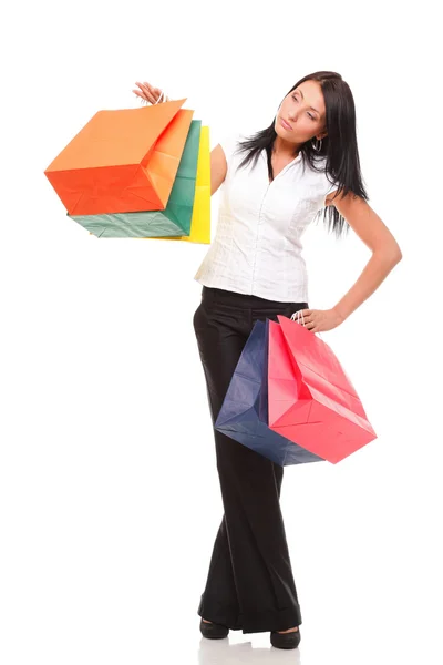 Retrato de mulher jovem carregando sacos de compras contra o bac branco — Fotografia de Stock