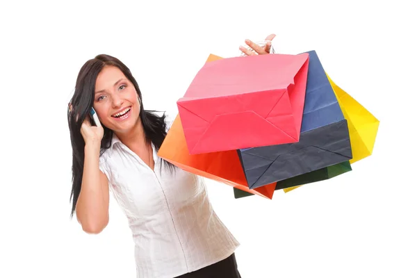 Retrato bonito jovem mulher celular enquanto segurando compras ba — Fotografia de Stock