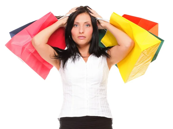 Retrato de mulher jovem carregando sacos de compras contra o bac branco — Fotografia de Stock