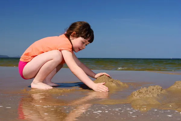 Kids on the beach, Young Girl Playing In The Sand, to make sandcastles — Stock Photo, Image