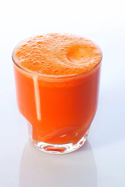 Morotsjuice i glas — Stockfoto