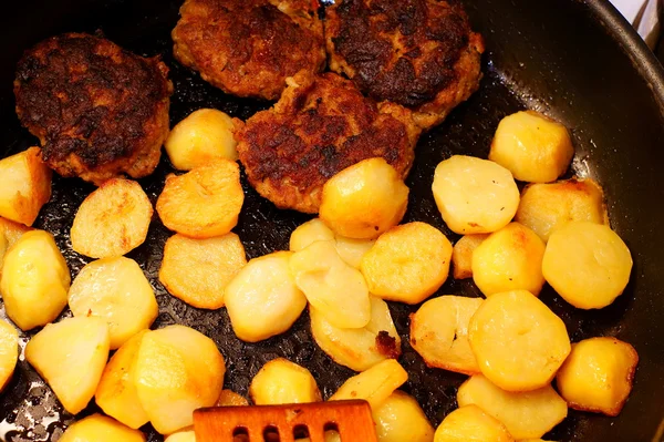 Fette di patate stagionate in padella in cucina — Foto Stock