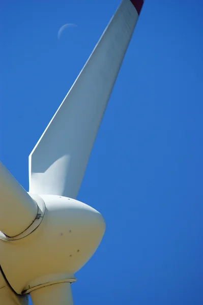 Ветроэнергетика - установка турбин с голубым небом и луной — стоковое фото