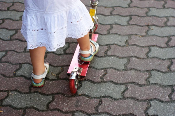 Menina passeio de scooter na saia branca — Fotografia de Stock