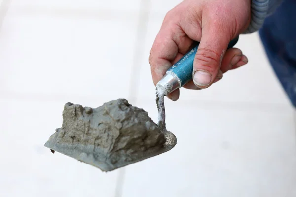 Construction worker is tiling at home — Stock Photo, Image