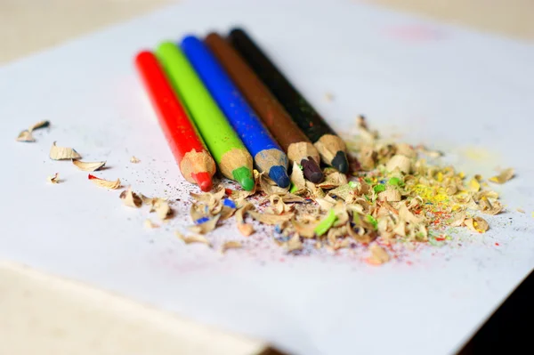 着色された鉛筆を研ぐ — ストック写真