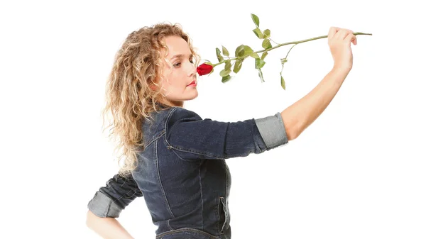 Mooie jonge vrouw blonde in spijkerbroek — Stockfoto