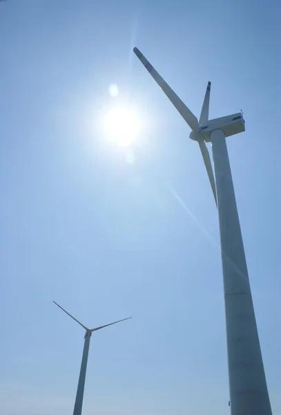 Windturbines boerderij op een heldere blauwe hemel — Stockfoto