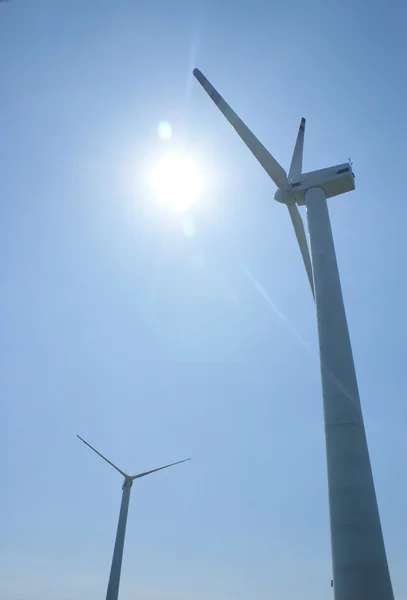 Granja de aerogeneradores en un cielo azul claro — Foto de Stock