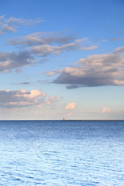 Pochmurno, Błękitne niebo, pozostawiając na powierzchni morza horyzont niebieski — Zdjęcie stockowe