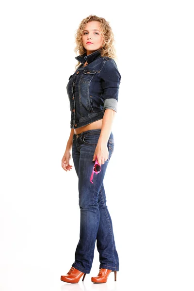 Güzel bir genç kadın sarışın ayakta tam vücut Jeans ayır — Stok fotoğraf