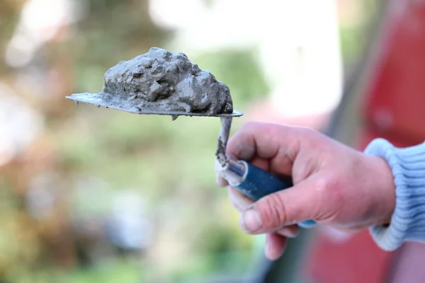 Bouwvakker is thuis plavuizen — Stockfoto