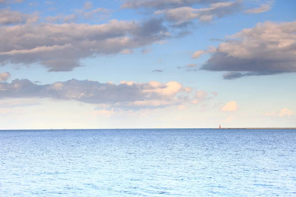 Wolkenverhangener blauer Himmel zum Horizont blaue Oberfläche Meer — Stockfoto