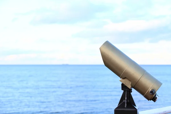 Vista de la ciudad telescopio turístico Vista del visor Luz de día — Foto de Stock