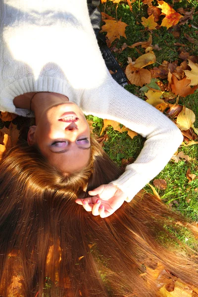 Kvinna tjej portret i höst löv — Stockfoto