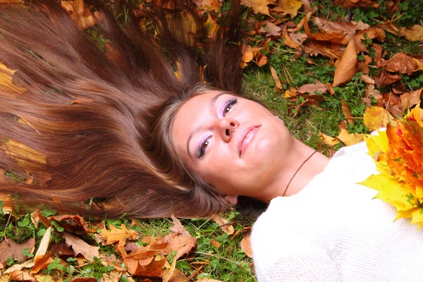 Kadın kız portret sonbahar yaprak içinde — Stok fotoğraf