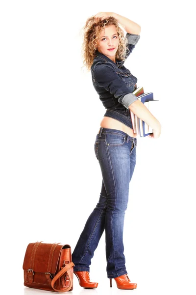 Bella giovane donna bionda in piedi corpo pieno in jeans isolare — Foto Stock