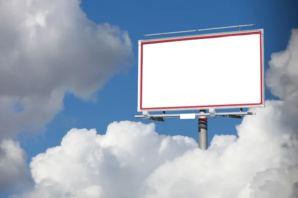 Prázdné bílé billboard na modré obloze pro vaši reklamu — Stock fotografie